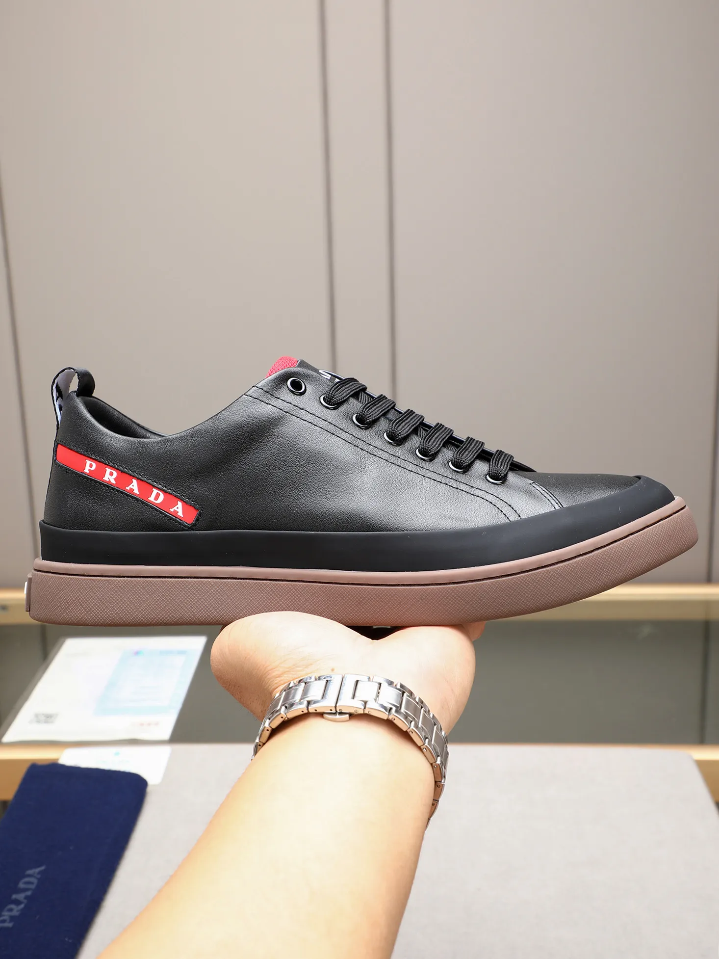 Men's shoes💰420💰 Brand: PRADA (Prada) Standard code: Men's code 38–44 (45 can be customized) Material: Original cowhide, breathable sheep lining Special outsole Style category: Men's fashionable casual sneakers Low-key luxury! Color: actual picture color